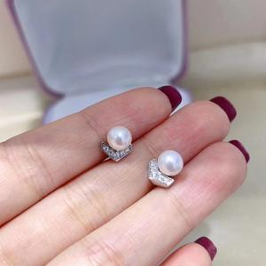 ต่างหูมุกน้ำจืดสีม่วงเอดิสันสำหรับผู้หญิง S925 เงินแท้พร้อมดีไซน์พรีเมียมไอซ์ควีนที่ให้แสงสว่าง - Product Image 1