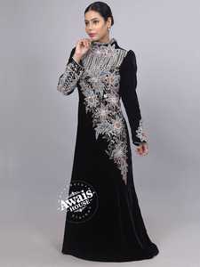 ชุดราตรีผู้หญิงสีดำกำมะหยี่โพลีเอสเตอร์ยาวคลุมเท้า คอวี แขนยาว ปักลูกปัด ดีไซน์เรียบหรู แบรนด์ Awais House - Product Image 3