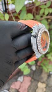Reloj automático para hombre con correa de caucho color naranja y diamantes de moissanita. - Product Image 4