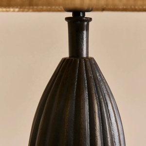 Lampe de table en métal à obélisque cannelé avec abat-jour en tissu tressé, construction en fer de qualité supérieure, éclairage d'ambiance chaleureux pour intérieurs élégants - Product Image 5