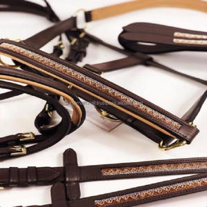 Licol de cheval en cuir de qualité supérieure, beige crème, rembourrage contrasté sur la têtière et le nez avec chaîne en cristal scintillante - Product Image 5