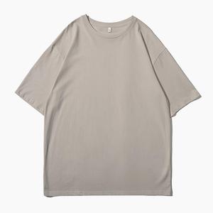 เสื้อยืดคอกลมแขนสั้นทรงปกติสำหรับผู้ชาย สีน้ำเงินล้วน ผ้าถัก 100% คอตตอน กันยับ น้ำหนัก 230 กรัม พิมพ์ลายซิลค์สกรีนแบบวอช - Product Image 4