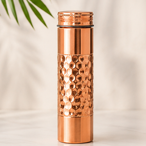 Bouteille d'eau en cuivre avec texture martelée, gourde de voyage portable au design moderne, couvercle inclus, vaisselle en métal écologique - Product Image 3