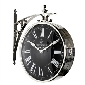 Horloge murale vintage en métal style gare ferroviaire, design décoratif à motifs, fixation latérale, pour la maison, le bureau ou le salon - Product Image 1