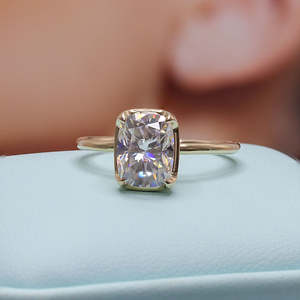 Anillo de compromiso y boda solitario de moissanita VVS de 3 quilates con corte cojín alargado, engaste de bisel, plata de ley 925, regalo moderno para mujer - Product Image 1