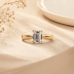 Bague de fiançailles avec diamant de laboratoire taille émeraude |   Solitaire en or 18 carats |   Bague de mariage de luxe pour femme, clarté VVS-VS - Product Image 1