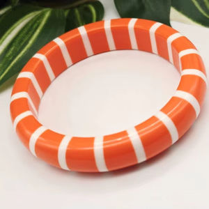 Brazalete de Resina Crema con Diseño de Olas, Estilo Tallado Moderno, Joyería Artesanal MS de Uttar Pradesh - Product Image 1