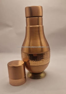 Bouteille d'eau en cuivre élégante de l'Inde Avantages de guérison anciens avec un design moderne Idéal pour l'hydratation et le bien-être quotidiens - Product Image 3