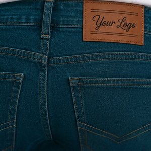 Pantalones vaqueros de mezclilla de pierna recta para hombre, color azul verdoso, corte regular, estilo casual, cinco bolsillos, pantalones de estilo urbano con logotipo de cuero - Product Image 3