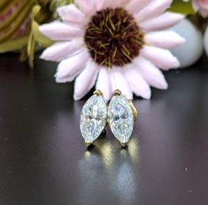 Boucles d'oreilles en or jaune 18 carats avec diamants de laboratoire taille marquise 2 carats certifiés IGI, design unique à fermoir poussoir, cadeau de mariage vintage - Product Image 1