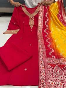 Kurta en soie Berry Berry orné de broderies mécaniques complexes, accompagné d'un pantalon et d'un dupatta Kanjivaram à rayures Zari. - Product Image 4
