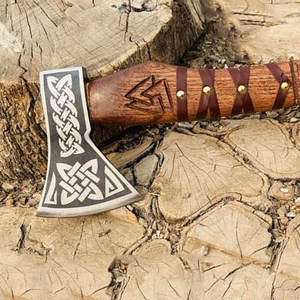 Hacha Decorativa de Estilo Vikingo de Grado Industrial con Cabeza con Patrón Nórdico, Hoja de Acero al Carbono, Mango de Madera Envolvente y Aspecto Rústico - Product Image 6