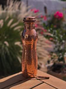 Bouteille d'eau en cuivre : Articles d'hydratation de marque Lifestyle pour les magasins de détail, les marques en ligne et les boutiques de bien-être - Product Image 3