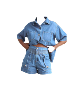 Ensemble 2 pièces en jean délavé vintage de haute qualité pour femme : chemisier élégant à boutons et short décontracté à col rabattu et manches courtes - Product Image 1