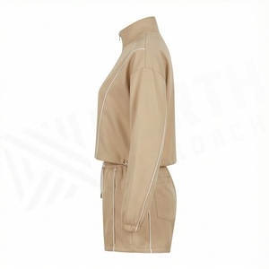 Conjunto deportivo de 2 piezas para mujer, top de manga corta de poliéster tejido con cremallera y pantalones cortos por encima de la rodilla, color beige sólido, primavera verano - Product Image 3