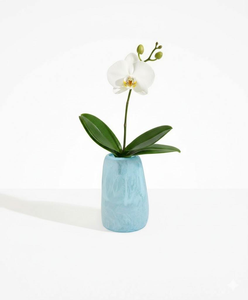 Vase Moderne Bleu en Résine Écologique Fait Main Brillant Grande Capacité Forme Irrégulière avec Orchidée Blanche Artificielle Élégant pour Table de Maison - Product Image 1