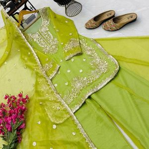 Elegante conjunto de traje Sharara completamente cosido para mujer, confeccionado en tela Shalsa Crash de primera calidad con hermosos bordados y lentejuelas. - Product Image 4