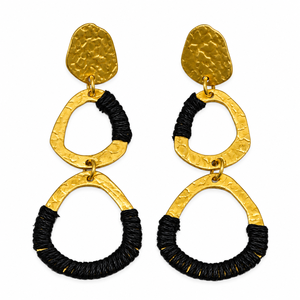 Pendientes de Aro Doble de Latón Dorado con Hilo Negro, Joyería Boho Texturizada, Venta al por Mayor de Moda - Product Image 1