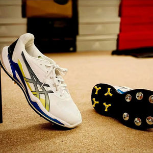 Chaussures de cricket d'intérieur de haute qualité pour hommes, semelle en caoutchouc originale, utilisables été comme hiver, accessoires de sport - Product Image 1