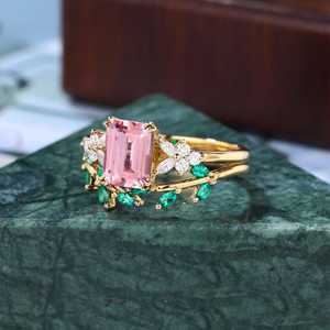 Ensemble de bagues de mariage en or jaune avec saphir rose de laboratoire taille émeraude, bijoux de fiançailles - Product Image 3