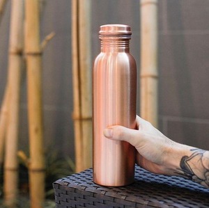 Botella de Agua de Cobre Puro Dorado Clásica de Gran Capacidad, Antiderrames, 250 ml, Tapa de Empuje y Tirar, Apta para Alimentos, Apta para Lavavajillas, Hecha a Mano, Martillada - Product Image 1