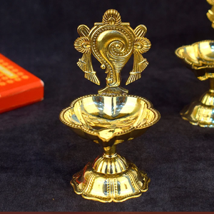 Cuenco diya con ídolo de Lakshmi tallado en latón y base intrincada para bendiciones divinas, disponible a precios de mayoreo. - Product Image 3
