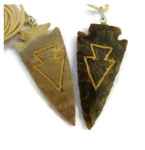 Pendentif d'amour traditionnel en agate gravé en forme de pointe de flèche, mascotte Feng Shui, fabriqué en Inde pour la circulation énergétique, pour collectionneurs de figurines - Vente en gros - Product Image 6
