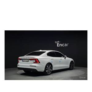 Volvo S60 B5 Ultimate 2024 con Caja de Cambios Automática, Asientos de Cuero, Cámara Trasera, Volante a la Izquierda - 10,740 km, Color Brillante - Product Image 2