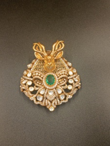 Broche de Ciervo Chapado en Oro con Piedra Verde Corte Esmeralda y Detalles de Diamantes para Joyería de Moda Femenina, Accesorio Hecho a Mano para Mujer - Product Image 3