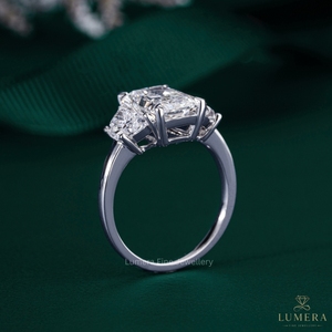 แหวนหมั้นเพชรทรงเรเดียนท์คัทแบบสามเม็ดสั่งทำพิเศษ ประดับเพชรข้างทรงครึ่งวงกลม ทองคำขาว 18K ชุบโรเดียม แหวนหรูหรา - Product Image 3