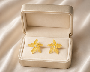 Boucles d'oreilles clous en argent sterling 925 plaqué or 18 carats, motif fleur de lys avec perle, bijoux texturés botaniques tendance pour cadeau - Product Image 6
