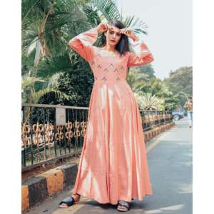 Robe longue trapèze en satin faite main à imprimé floral saumon et pêche, taille empire, décolleté en U, taille XS - Product Image 5