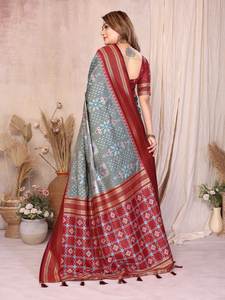 Sari de Seda Suave con Patrón Ikkat – Prenda Étnica de Diseño con Blusa en Contraste - Product Image 3