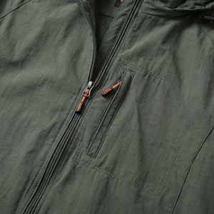 Chaqueta con Capucha Olive — Chaqueta Ligera para Exteriores con Cierre Completo, Mangas Raglán y Bolsillo en el Pecho |   Marca Privada OEM/ODM - Product Image 5