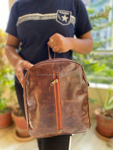 Sac à dos personnalisé en cuir véritable pleine fleur fait à la main Sac à dos vintage personnalisé en cuir de vachette de haute qualité pour ordinateur portable - Product Image 3