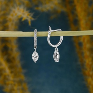 Pendientes de aro tipo huggie de oro de 14k con diamantes, diseño marquesa colgante, elegantes y brillantes, pequeños aros de oro, joyería fina y delicada para ella. - Product Image 6