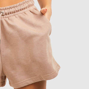 Shorts modernos para mujer con diseño contemporáneo, tela ligera y comodidad perfecta para la moda de verano y días activos. - Product Image 3