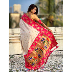Sari Paithani de Seda Suave Color Crema con Motivo de Loto, Ropa India y Pakistaní - Product Image 4