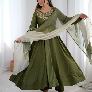 ชุดเดรส Anarkali ผ้าไหมฝรั่งเศสสีเขียวเมห์นดี ทรงพลิ้วพร้อมผ้าคลุมไหล่ - Product Image 1
