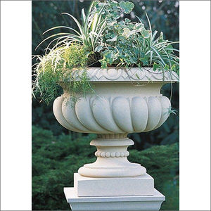 Urne de jardin vintage en marbre blanc sculpté à la main, écologique, durable, de style farmhouse, pour extérieur, pot de fleurs pour la maison - Product Image 1