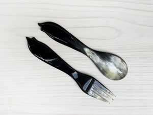 Ensemble cuillère et fourchette en corne de buffle naturelle, fabriqué à la main avec des motifs uniques, idéal pour les repas, la cuisine et les cadeaux. - Product Image 3