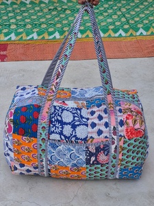 Sac de voyage en toile imprimé à la main avec motifs floraux, bleu et rose, grande capacité, fermeture éclair textile - Product Image 3