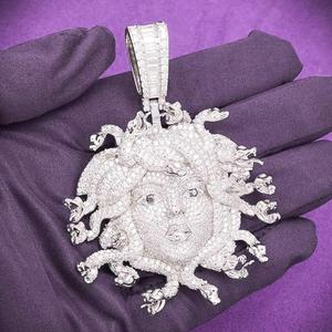 Pendentif ZAWO HOUSE de luxe entièrement serti de diamants, Medusa en moissanite, bijoux hip-hop, breloques personnalisées en moissanite pour hommes - Product Image 3