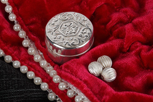 Boîte à monnaie ronde artisanale en laiton argenté Code Silver Ginni - Product Image 1