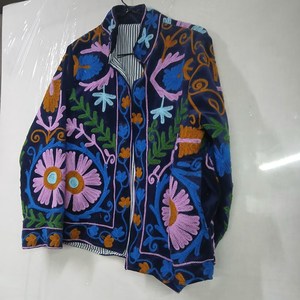 เสื้อแจ็คเก็ตผ้าฝ้ายสไตล์โบโฮซูซานีสำหรับผู้หญิง ตกแต่งด้วยลายปักดอกไม้และเถาวัลย์หลากสีสัน สีน้ำเงินกรมท่า งานแฮนด์เมด เหมาะสำหรับสวมใส่ลำลองอย่างลงตัว - Product Image 5
