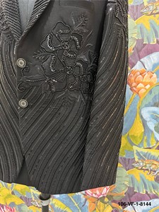 เสื้อโค้ททรงทักซิโด้สีดำแบบมีปกเชาล์เลปเปิล รุ่น Nightfall Bloom ประดับลูกปัดลายดอกไม้สามมิติแบบลอนคลื่น - Product Image 5
