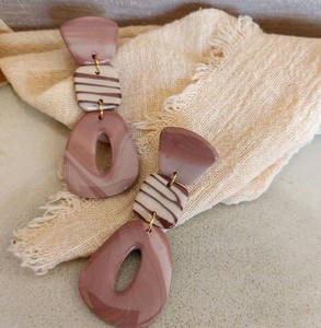 Pendientes Étnicos de Resina Epoxi Hechos a Mano, Elegantes y Modernos, para Fiestas y Eventos, Joyería de Moda - Product Image 1