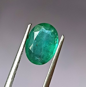 Émeraude naturelle zambienne de 1,55 carat, taille ovale facettée, pierre précieuse non montée - Product Image 2