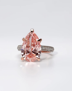 Bague de fiançailles exquise en or rose avec halo de diamants de laboratoire en forme de poire, diamants blancs étincelants sur les côtés et bande pavée double rangée - Product Image 1