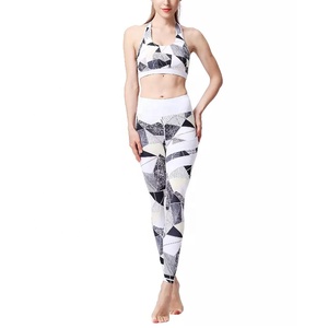 Ensemble de yoga pour femme imprimé géométrique, best-seller : haut court dos nu et leggings taille haute longueur intégrale en Spandex et Polyester extensible dans les quatre sens - Product Image 1